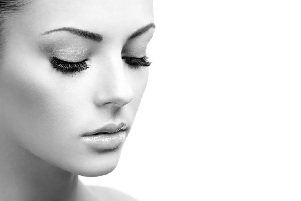 Portrait féminin raffiné représentant l'expertise en maquillage permanent, beauté du visage et soins esthétiques professionnels